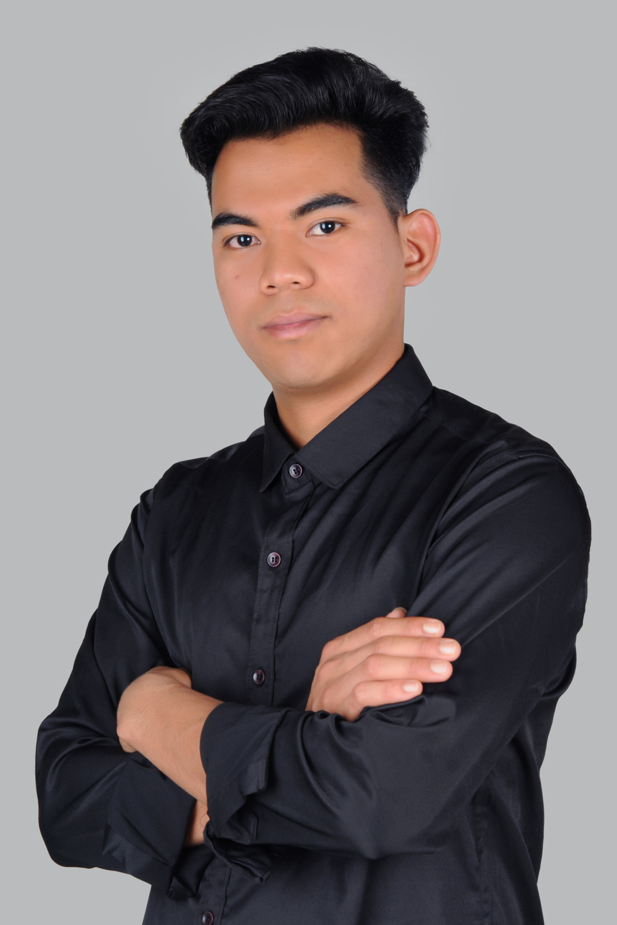 “Digital marketing consultant coaching entrepreneurs online during a social media strategy session, helping business owners learn and grow.”